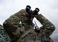 摩托骑士路遇车祸立即停车报警救援